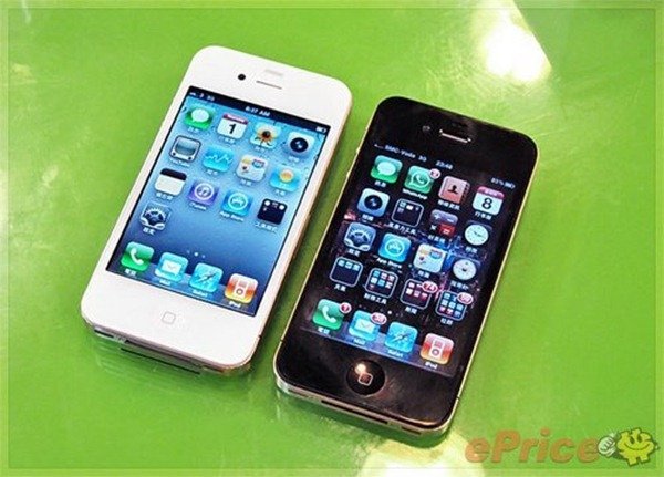 white iPhone 4 comes in Black iPhone 4 box 3