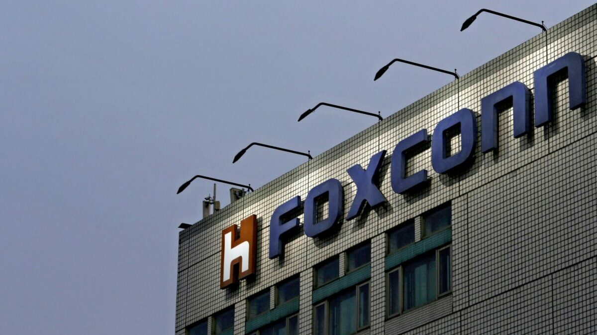 Apple supplier Foxconn resumes iPad production in China