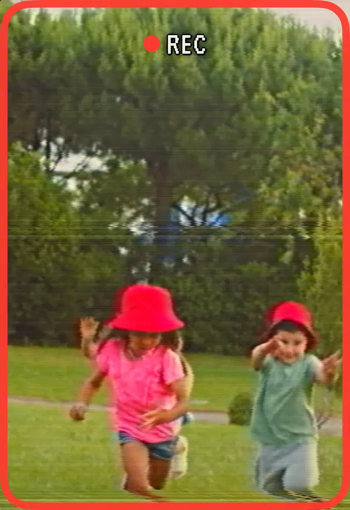 Flipcorder outer screen on iPhone Duo showing the person being filmed in the retro look with a red REC light