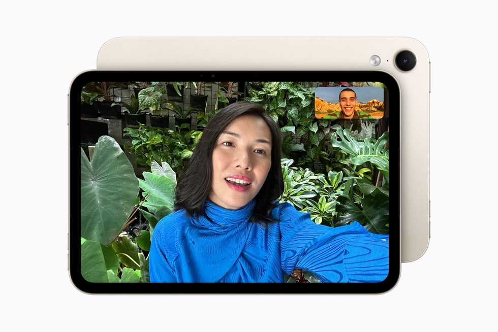 A FaceTime call on the new iPad mini in starlight using the landscape 12MP Center Stage front camera